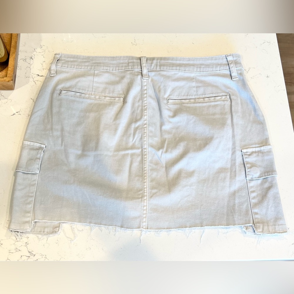 JOE’S JEANS Stone High Rise Cargo Skirt With Asymmetrical Hem Detail - Picture 4 of 9